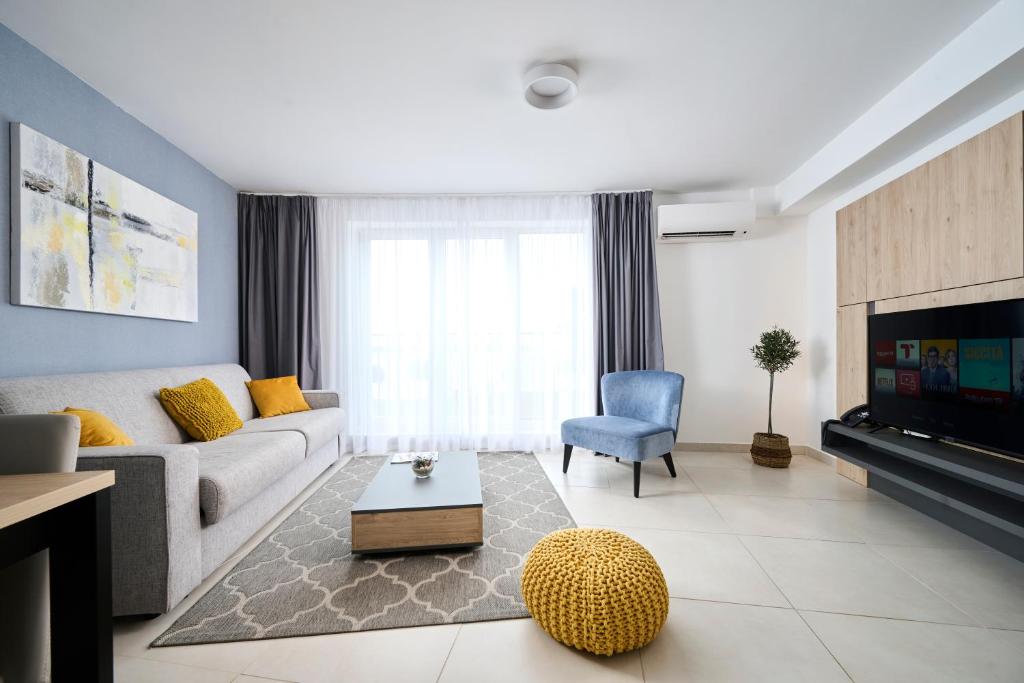 烏馬格的住宿－Royal Blue Suite，带沙发和电视的客厅