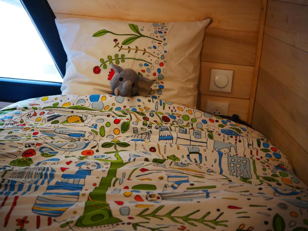Postel nebo postele na pokoji v ubytování Tiny House Nouvelle annonce Boho Ocean