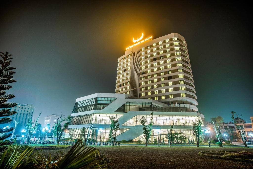 wysoki budynek z oświetleniem na górze w obiekcie Muong Thanh Grand Bac Giang Hotel w mieście Bắc Giang