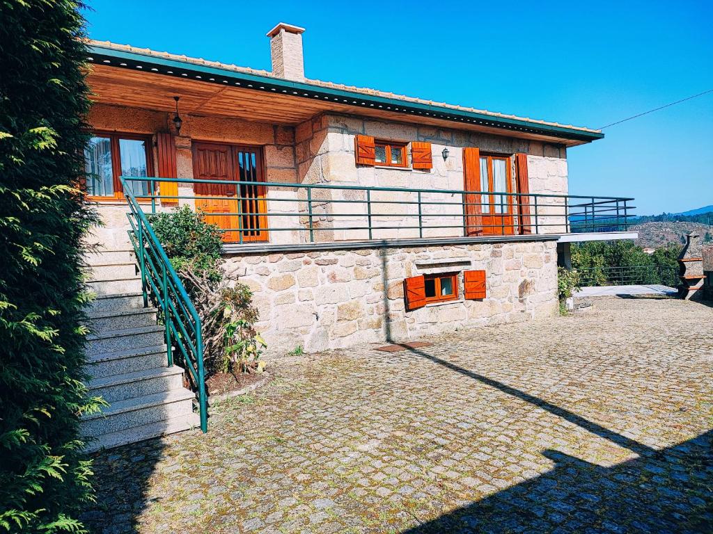 een huis met een trap ervoor bij Varanda do Outeiro in Melgaço