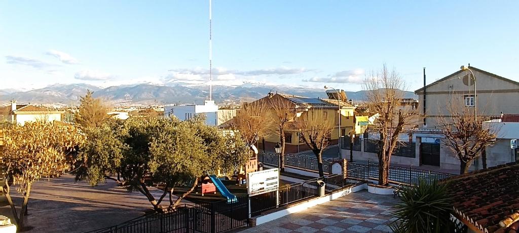 Cúllar-Vega的住宿－Alojamiento Vega Granada，享有以山脉为背景的城市美景