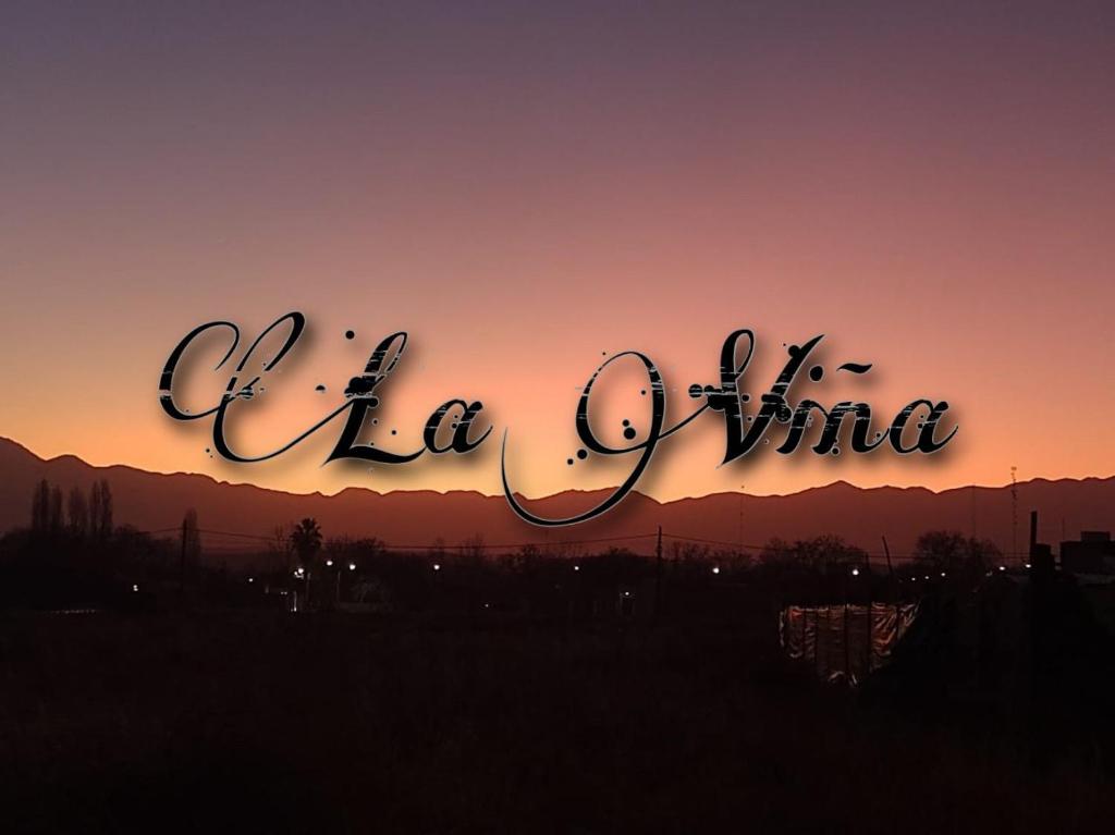 una puesta de sol con las palabras La ville en primer plano en La Viña en Tupungato