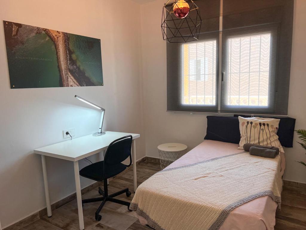 Postel nebo postele na pokoji v ubytování Tarifa Cozy House - Eolo Beach - Parking Wifi