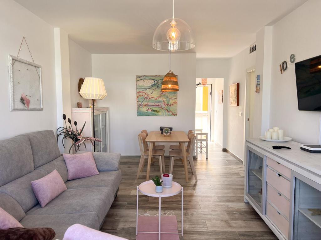 TV a/nebo společenská místnost v ubytování Tarifa Cozy House - Eolo Beach - Parking Wifi