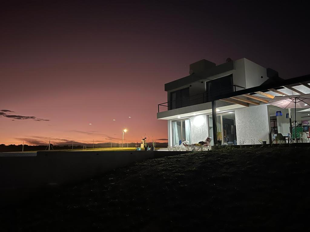 una casa por la noche con las luces encendidas en Villa General Belgrano Lago Los Molinos in 