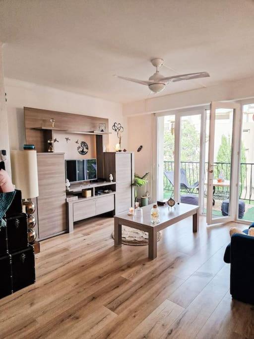 un salon avec une table et une cuisine dans l'établissement Eden Cassis - Centre Ville 2 chbres - Wifi - Clim, à Cassis