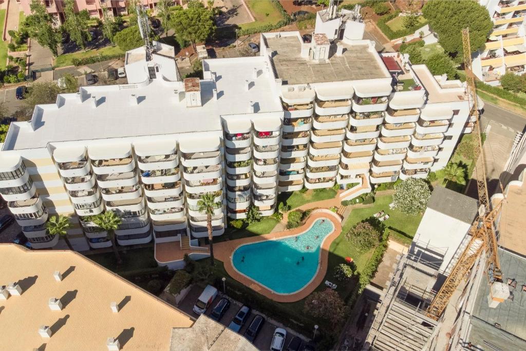 Bazén v ubytování Apartamento Sunshine 601-Vilamoura nebo v jeho okolí