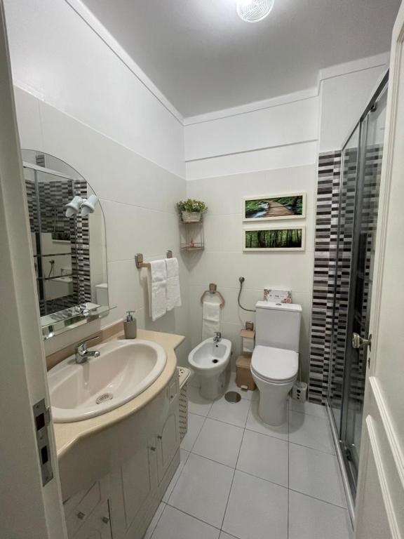 een witte badkamer met een wastafel en een toilet bij Parque Verde 1 - AL in Torres Vedras