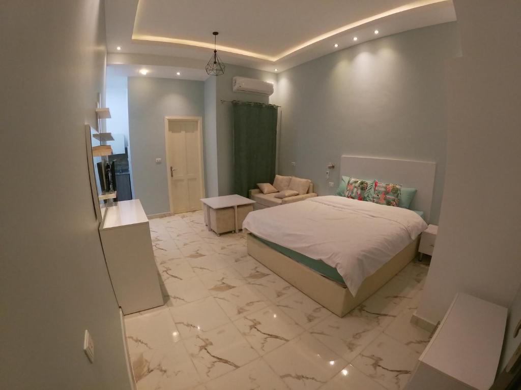 1 dormitorio con 1 cama y suelo de baldosa en Dive Hostel Hurghada en Hurghada