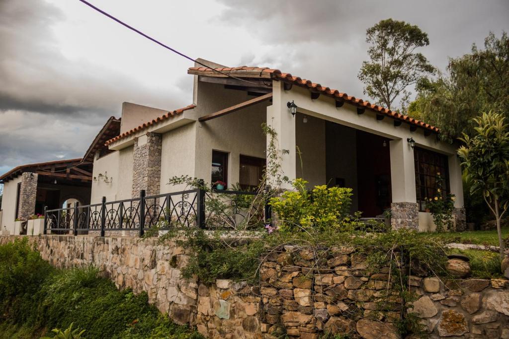 una casa con una pared de piedra en Casa de Campo La Montaña en Tarija