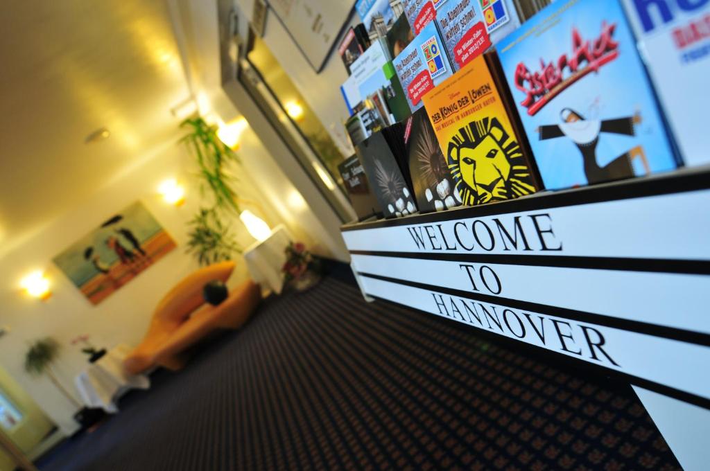 um corredor com um sinal de boas-vindas numa sala de estar em Hotel in Herrenhausen em Hanôver