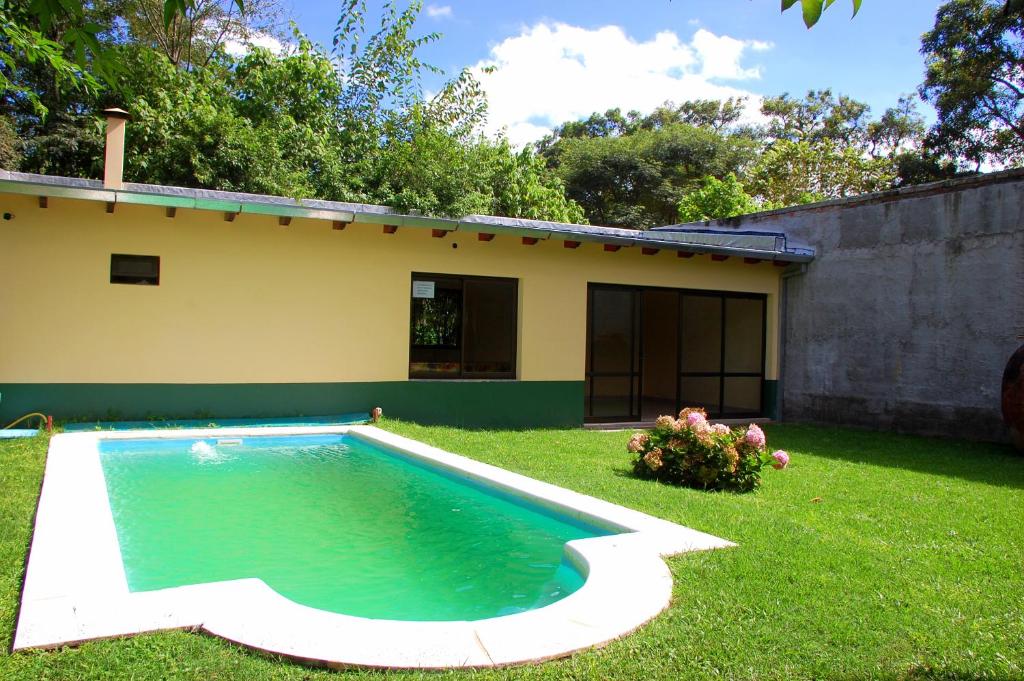 a house with a swimming pool in the yard at ALQUILER TEMPORARIO, CHALET con PILETA, para 6 personas, SALTA, San Lorenzo in Salta