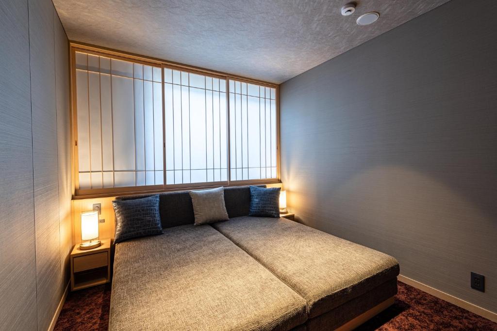 Postel nebo postele na pokoji v ubytování Arima Onsen ShikinoIrodori Hatago