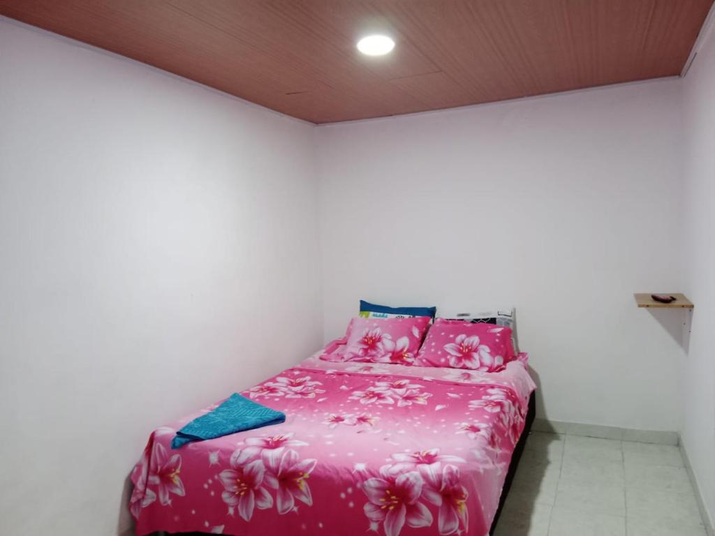 Postel nebo postele na pokoji v ubytování apartamento familiar o dos personas en cama separadas