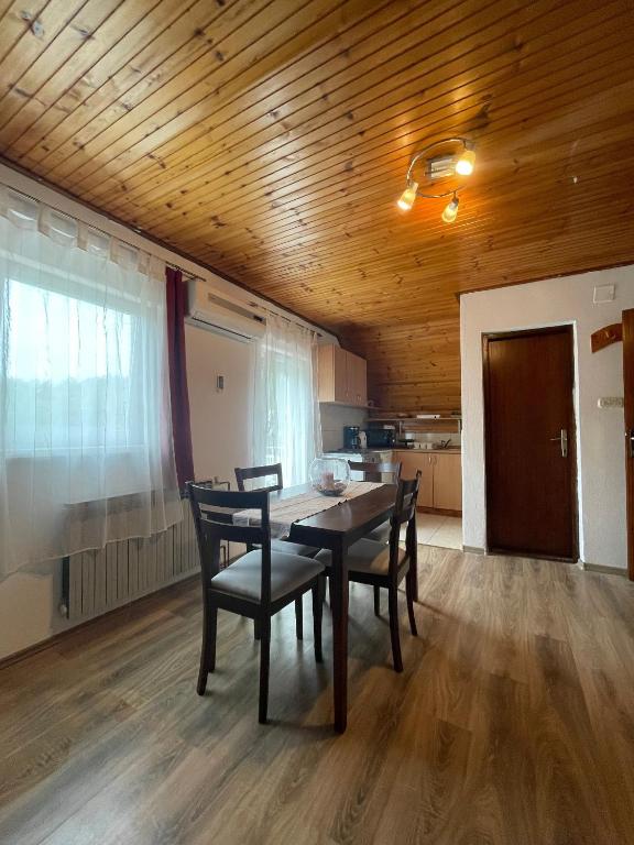 Fotografia z galérie ubytovania Apartments with a parking space Smoljanac, Plitvice - 12345 v destinácii Smoljanac