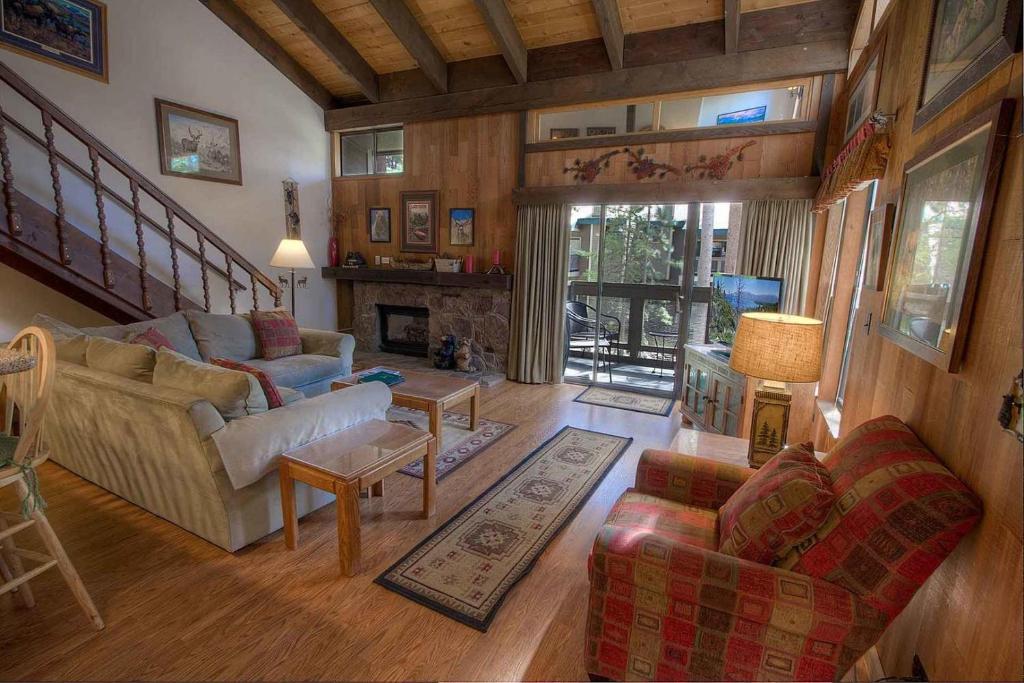 ein Wohnzimmer mit Sofas und einem Kamin in der Unterkunft Bear Lake Hideaway condo in South Lake Tahoe