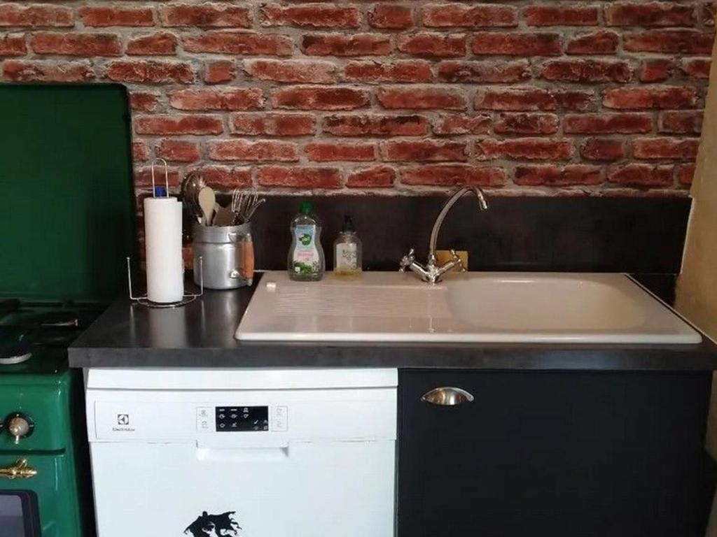 Kuchyňa alebo kuchynka v ubytovaní Gîte enchanteur avec déco sorciers, piscine, proche forêt et chemins de randonnée, idéal pour familles - FR-1-591-383