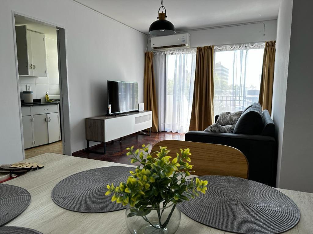 sala de estar con mesa y sala de estar con sofá en Prunus en Mendoza