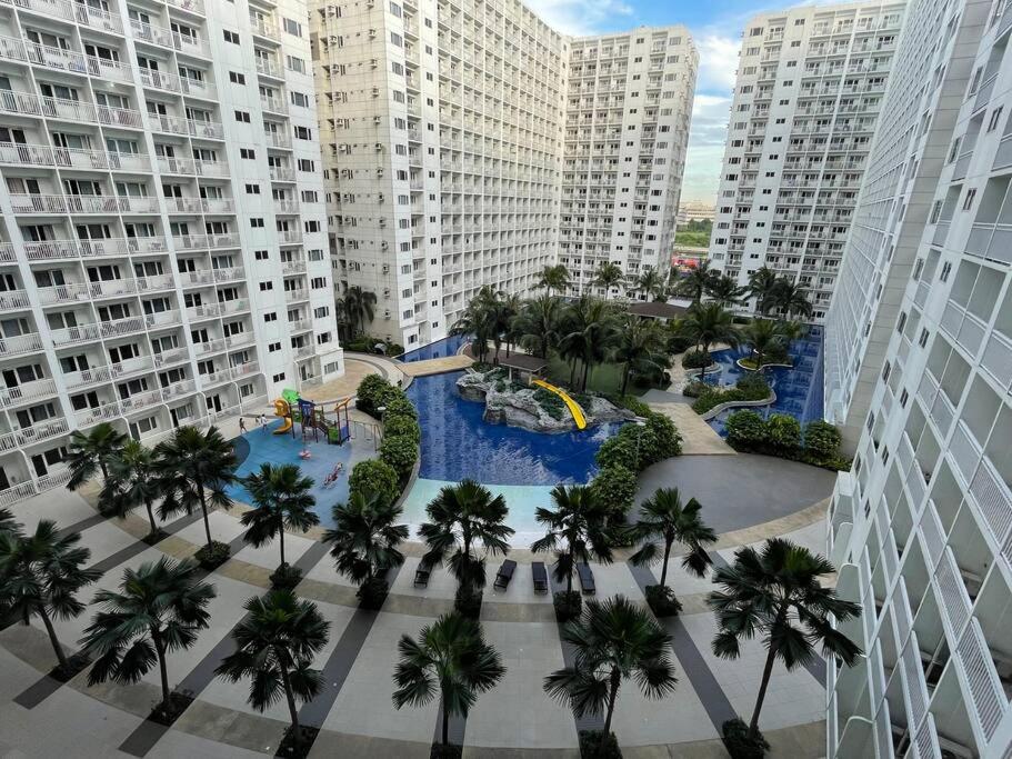 Lovely 1-BR Condo w/ Balcony near NAIA/MOA