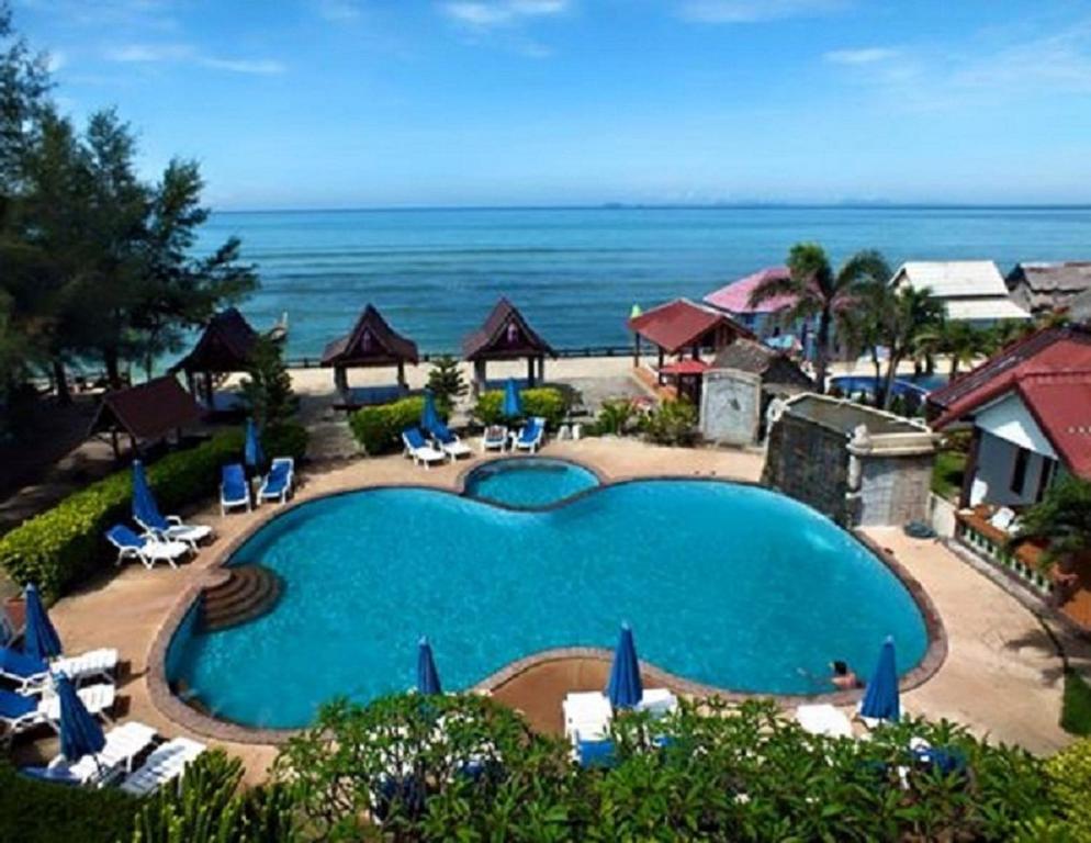 une vue aérienne d'une piscine dans un complexe hôtelier dans l'établissement Blue Andaman Lanta Resort, à Ko Lanta