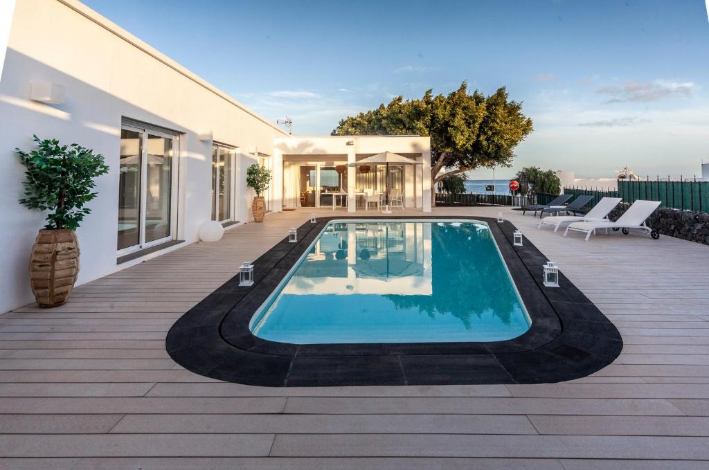 einen Pool auf der Terrasse eines Hauses in der Unterkunft Luxury Casa El Marques in Puerto del Carmen