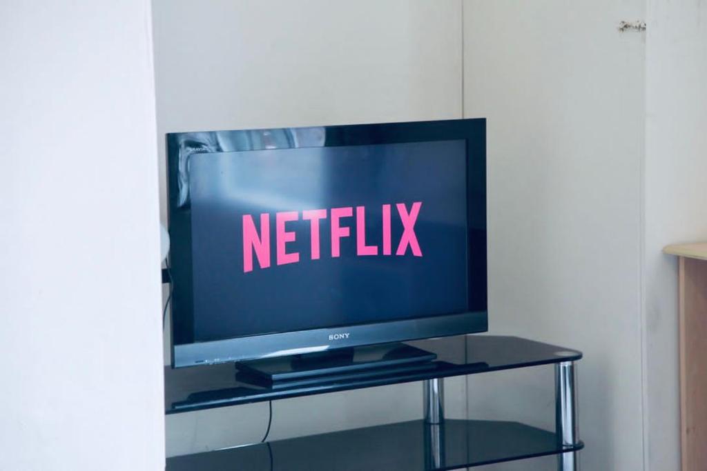 una pantalla de televisión con las palabras netflix en ella en A PEACEFUL DOUBLE BEDROOM IN LEEDS, en Hunslet