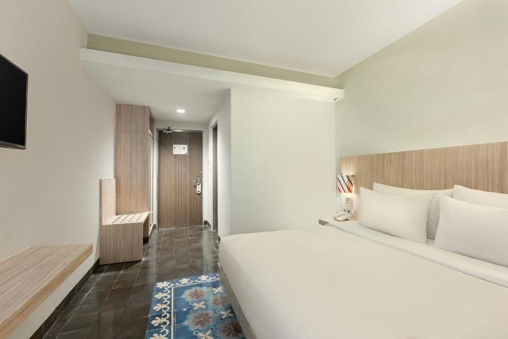 Postel nebo postele na pokoji v ubytování Burza Hotel Yogyakarta