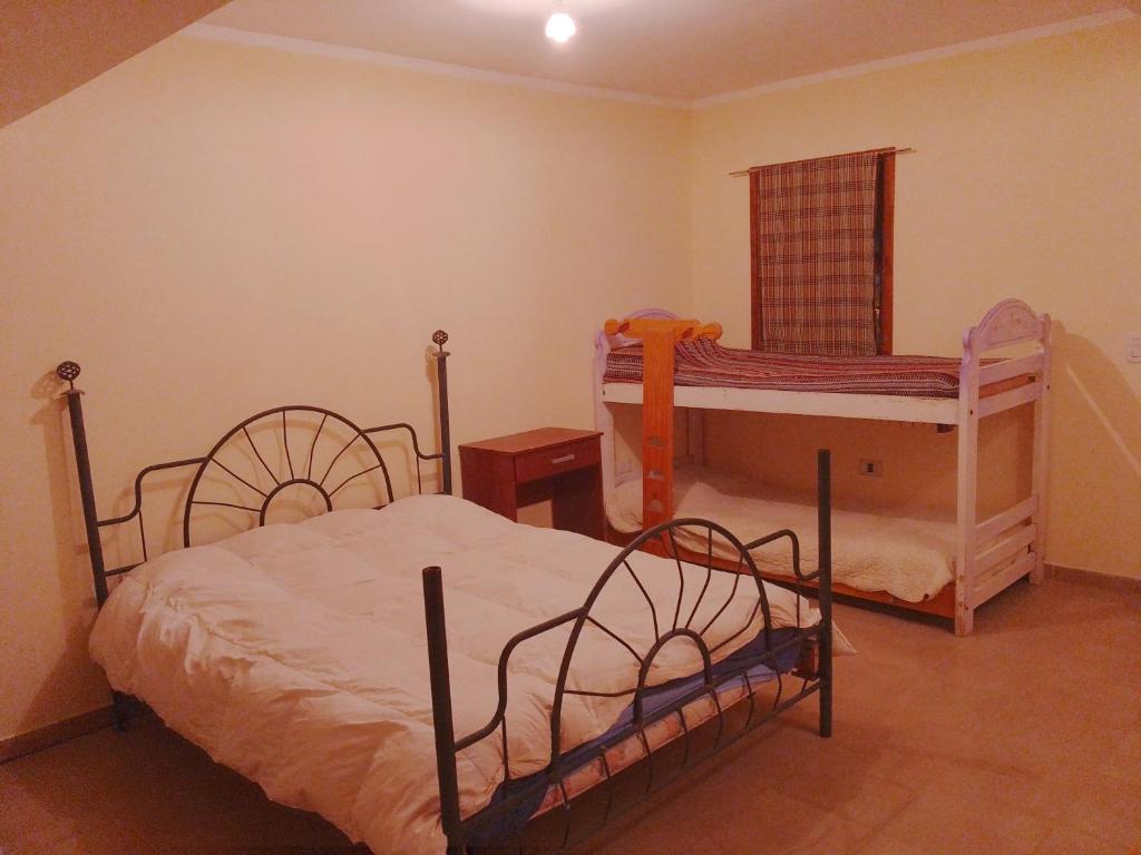 sypialnia z 2 łóżkami piętrowymi i oknem w obiekcie Departamentos El Mirador w mieście Ushuaia
