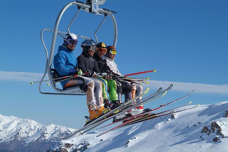 CuracavíにあるCasa de campo Aires de Curacavíのスキー場のリフトに座る人々