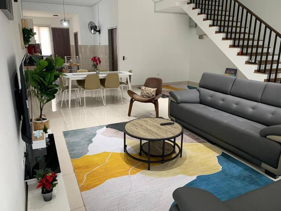 - un salon avec un canapé et une table dans l'établissement Elmina near Denai Alam, Saujana Utama with Wi-Fi & Netflix, à Shah Alam
