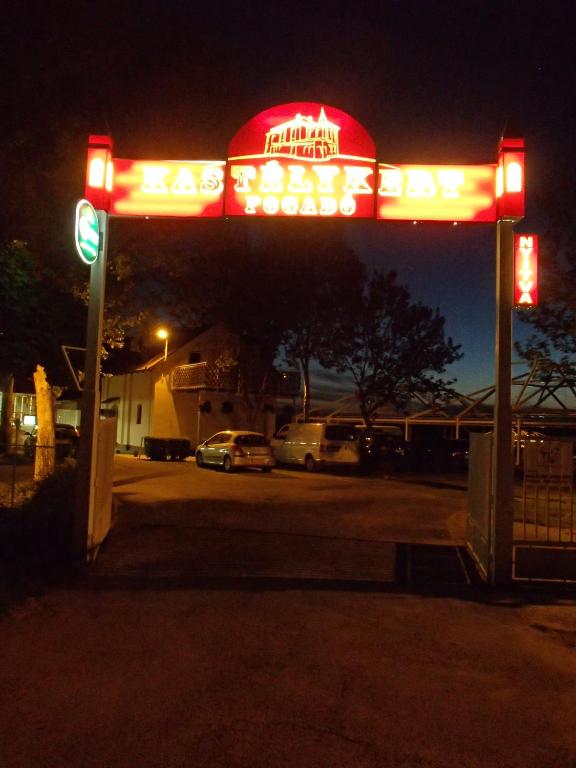 Kastélykert Fogadó - Resim 30