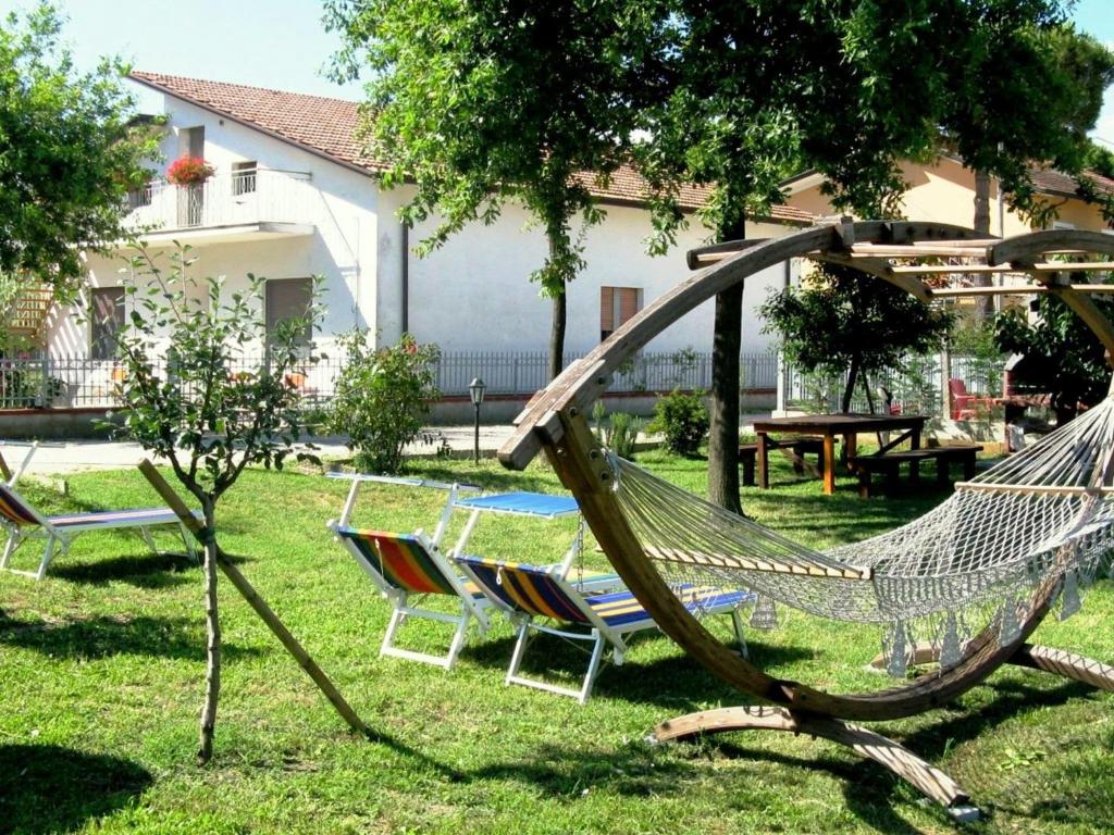 een hangmat in de tuin van een huis bij Belvilla by OYO Venturi Cherry in Gatteo a Mare