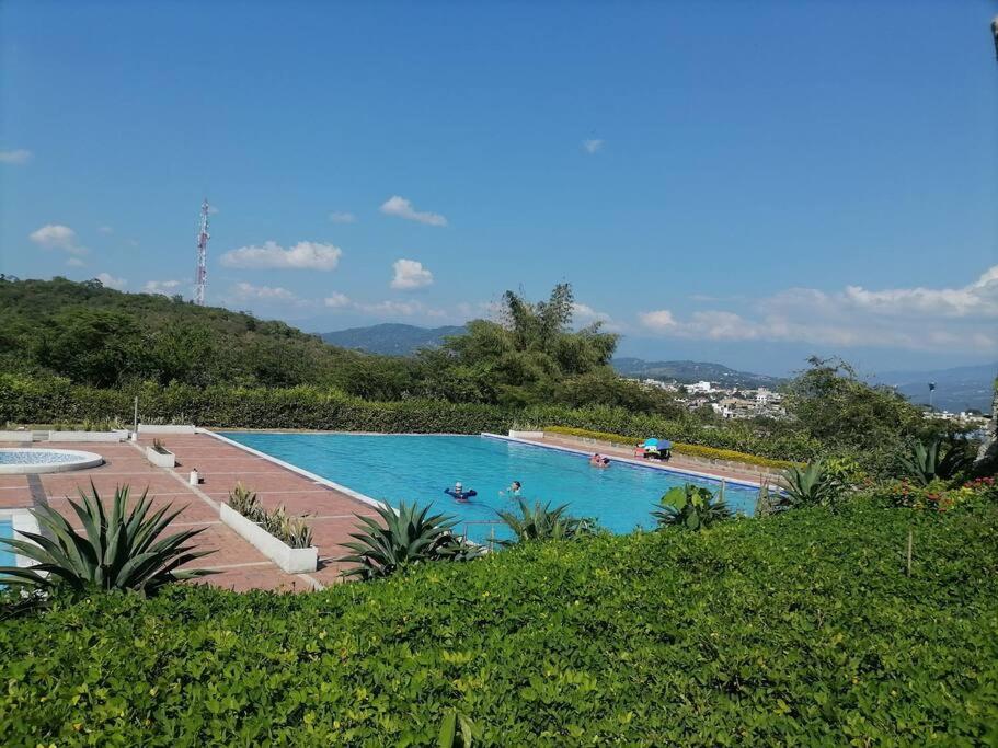 uma grande piscina com pessoas em casa vacacional en Anapoima em Anapoima