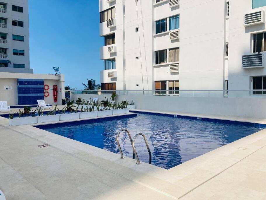 בריכת השחייה שנמצאת ב-Apartamento 603 Cartagena Bocagrande a 1 cuadra de la playa או באזור