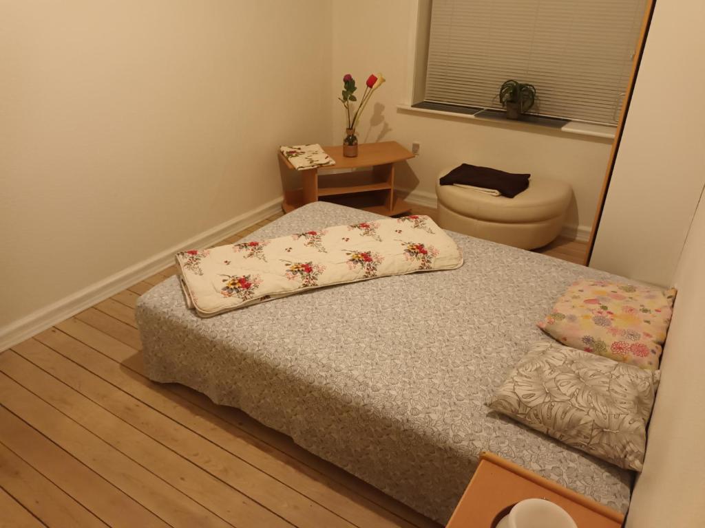 a bedroom with a bed with two pillows on it at Apartament 2 camere randers in Randers