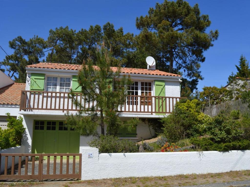 Casa con puerta verde y balcón en Maison La Tranche-sur-Mer, 3 pièces, 4 personnes - FR-1-22-260, en La Tranche-sur-Mer