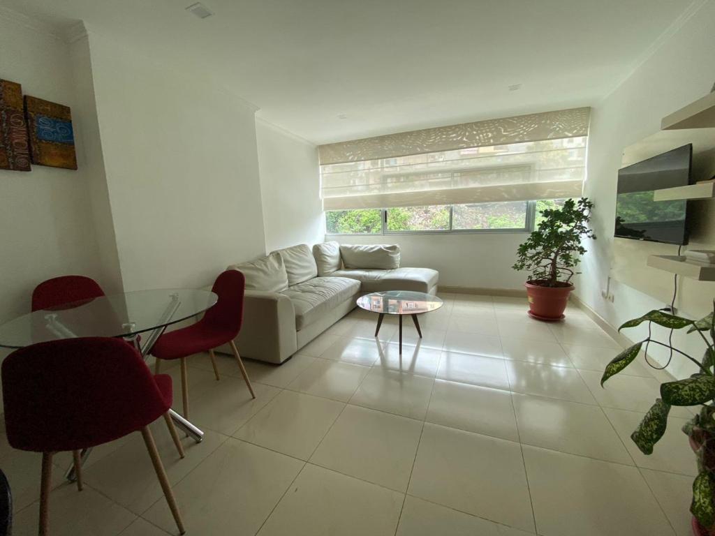 sala de estar con sofá y mesa en Departamento , Infinity Host, en Guayaquil