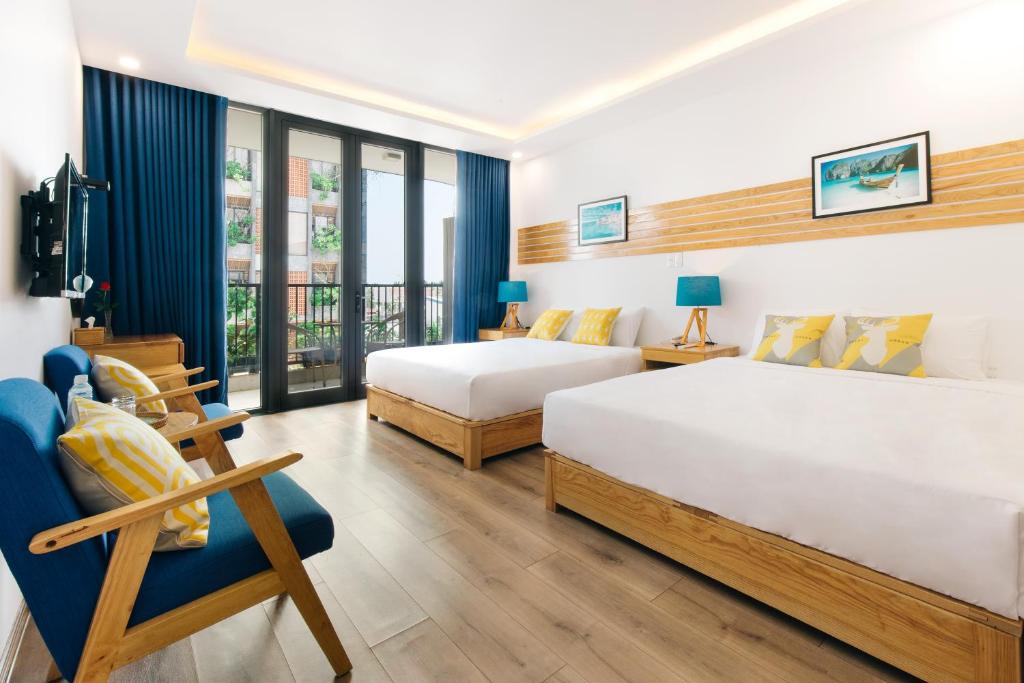 峴港的住宿－La Maison De Fleurs，酒店客房,配有两张床和椅子