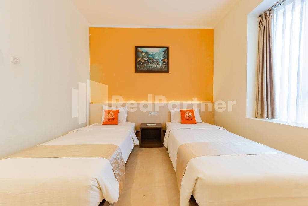 Postel nebo postele na pokoji v ubytování Hotel Alqueby near Kiara Artha Park Mitra RedDoorz