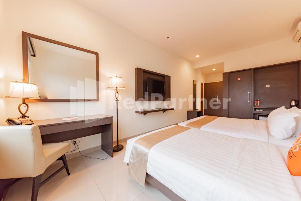 Postel nebo postele na pokoji v ubytování Hotel Alqueby near Kiara Artha Park Mitra RedDoorz
