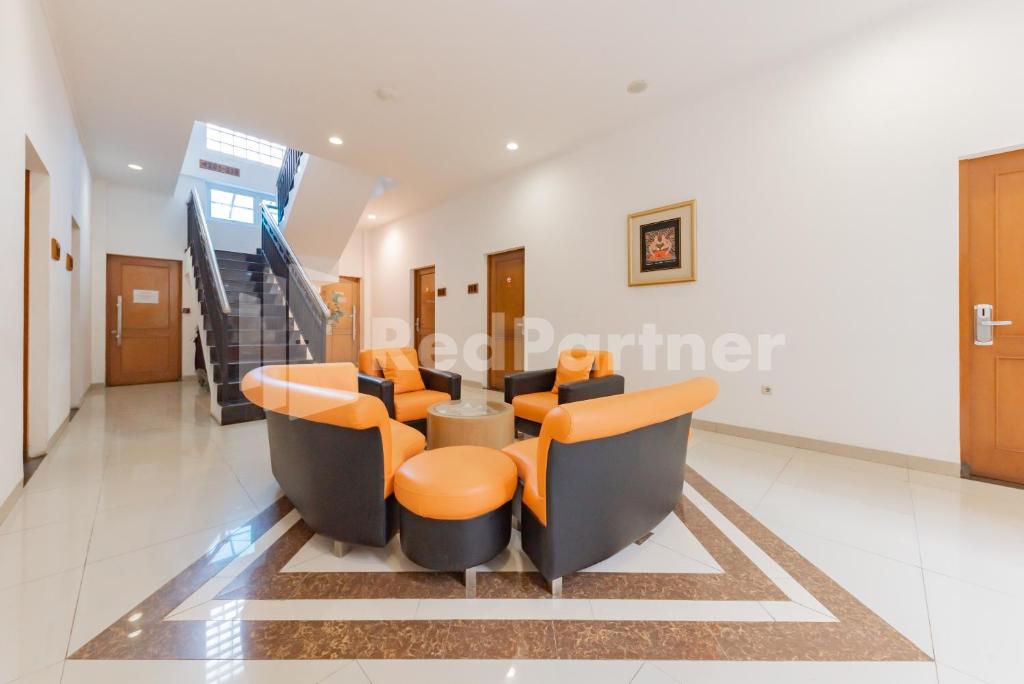 Posezení v ubytování Hotel Alqueby near Kiara Artha Park Mitra RedDoorz