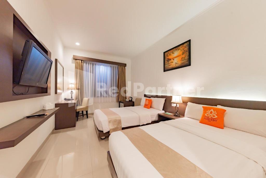 TV a/nebo společenská místnost v ubytování Hotel Alqueby near Kiara Artha Park Mitra RedDoorz