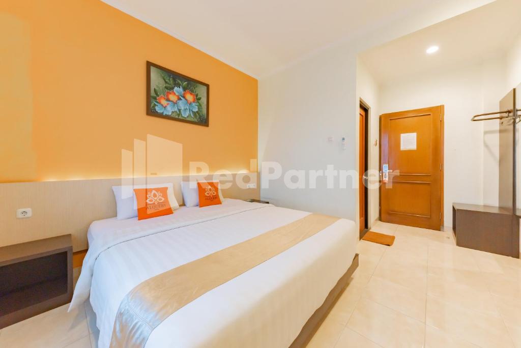 Postel nebo postele na pokoji v ubytování Hotel Alqueby near Kiara Artha Park Mitra RedDoorz
