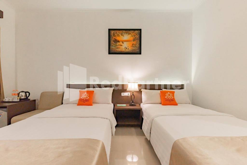 Postel nebo postele na pokoji v ubytování Hotel Alqueby near Kiara Artha Park Mitra RedDoorz