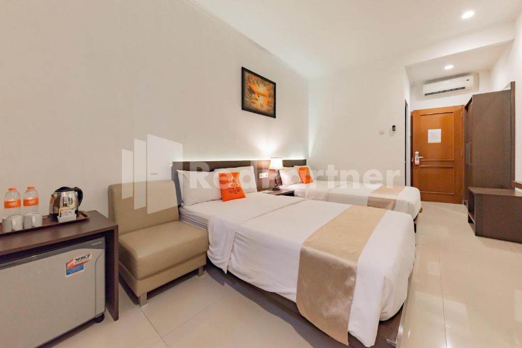 Postel nebo postele na pokoji v ubytování Hotel Alqueby near Kiara Artha Park Mitra RedDoorz