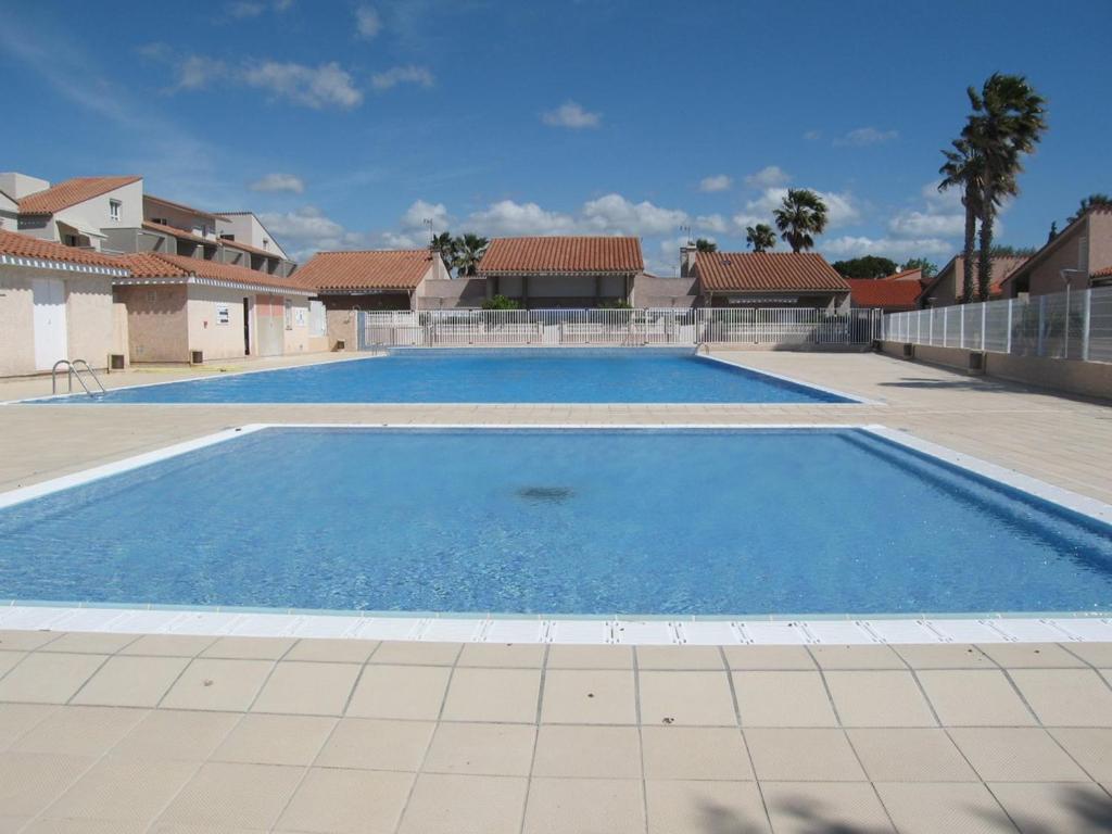 ein großer Pool mit blauem Wasser in der Unterkunft Villa Saint-Cyprien, 3 pièces, 6 personnes - FR-1-106-26 in Saint-Cyprien