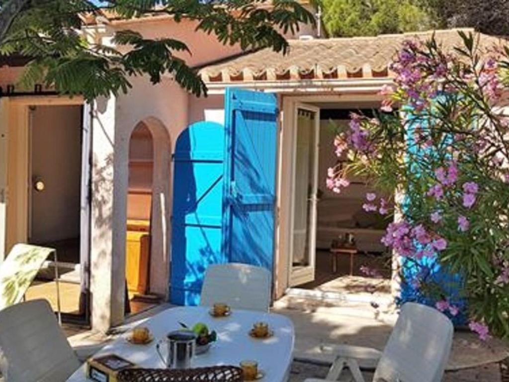 stół i krzesła przed domem w obiekcie Villa T3 Mezzanine Climatisée, Terrasse & Parking, 900m de la Plage - Saint-Cyprien Plage - FR-1-106-42 w mieście Saint-Cyprien