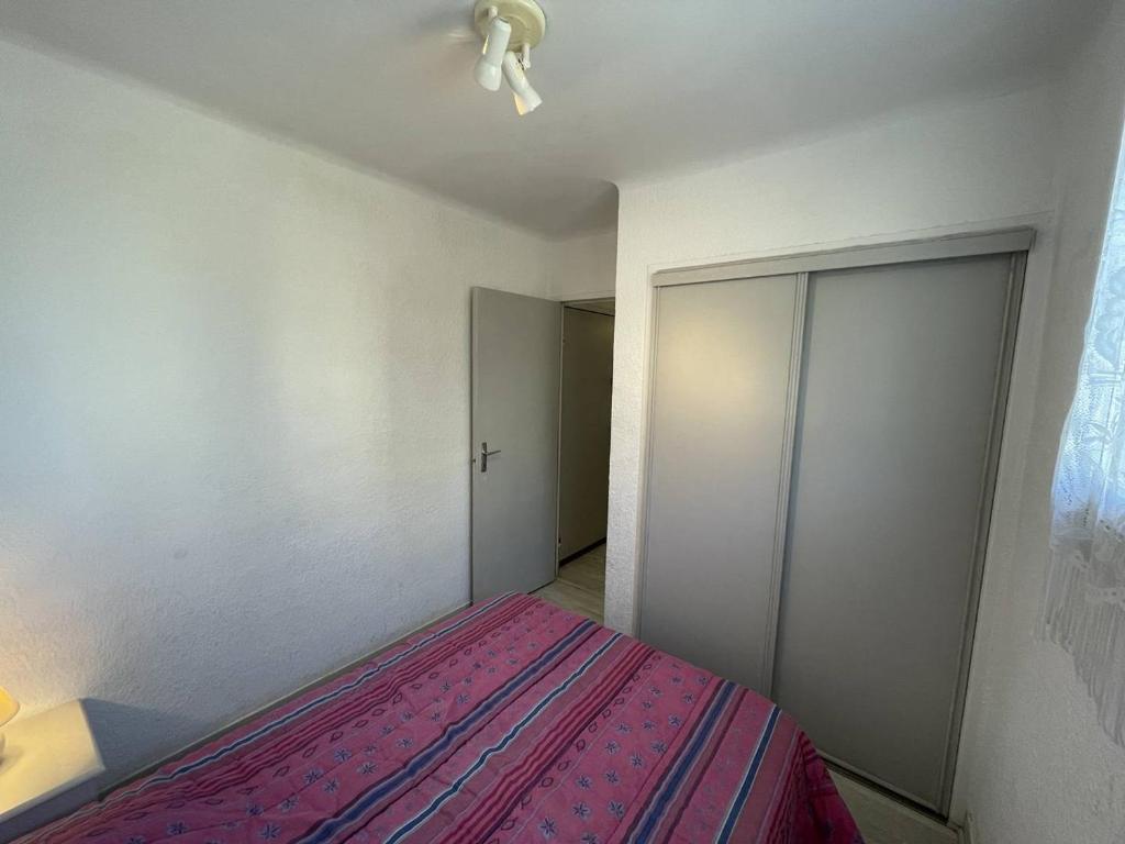 Posteľ alebo postele v izbe v ubytovaní T2 lumineux 4 pers, parking sécurisé, proche port et plage - St-Cyprien - FR-1-106-30