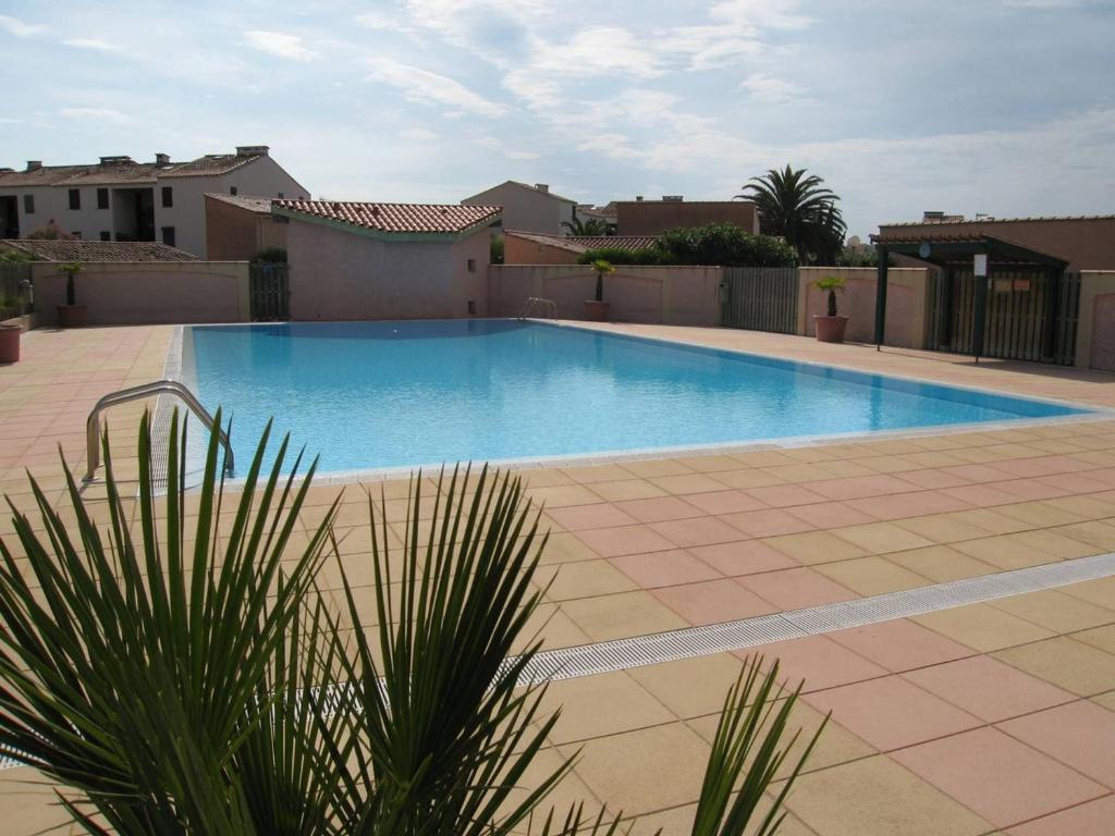 une grande piscine bleue dans une cour dans l'établissement Villa Saint-Cyprien, 3 pièces, 6 personnes - FR-1-106-34, à Saint-Cyprien
