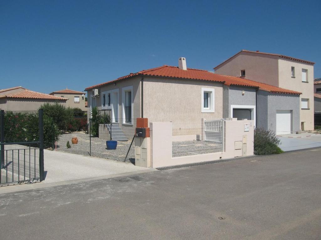 a house with a fence in front of it at Villa Saint-Cyprien, 4 pièces, 6 personnes - FR-1-106-40 in Saint-Cyprien